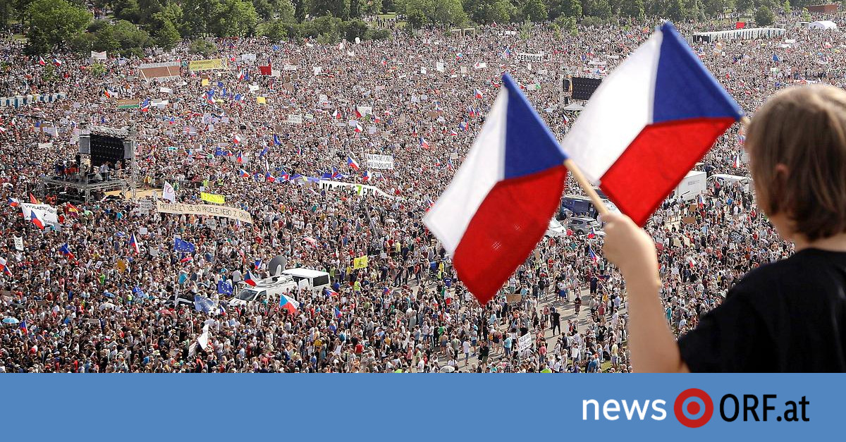 Größte Demo seit Wende: Massenprotest gegen Babis in Prag